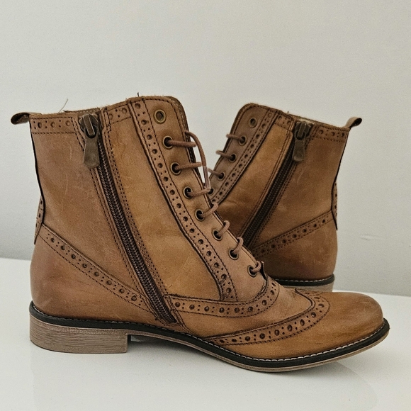 Leather brogues ankle boots - Picture 1 of 4